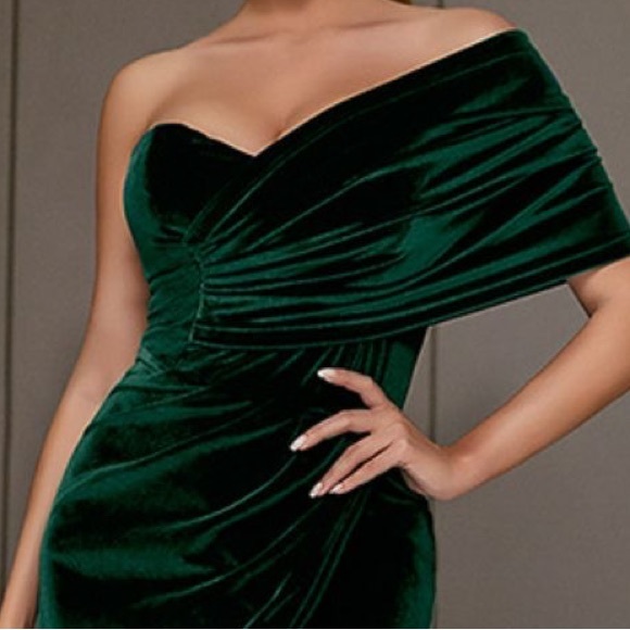 Ruched One-Shoulder Velvet Split Dress - Picture 6 of 6